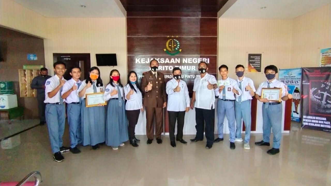 SMAN 1 Juara Musikalisasi Puisi Kejari Bartim