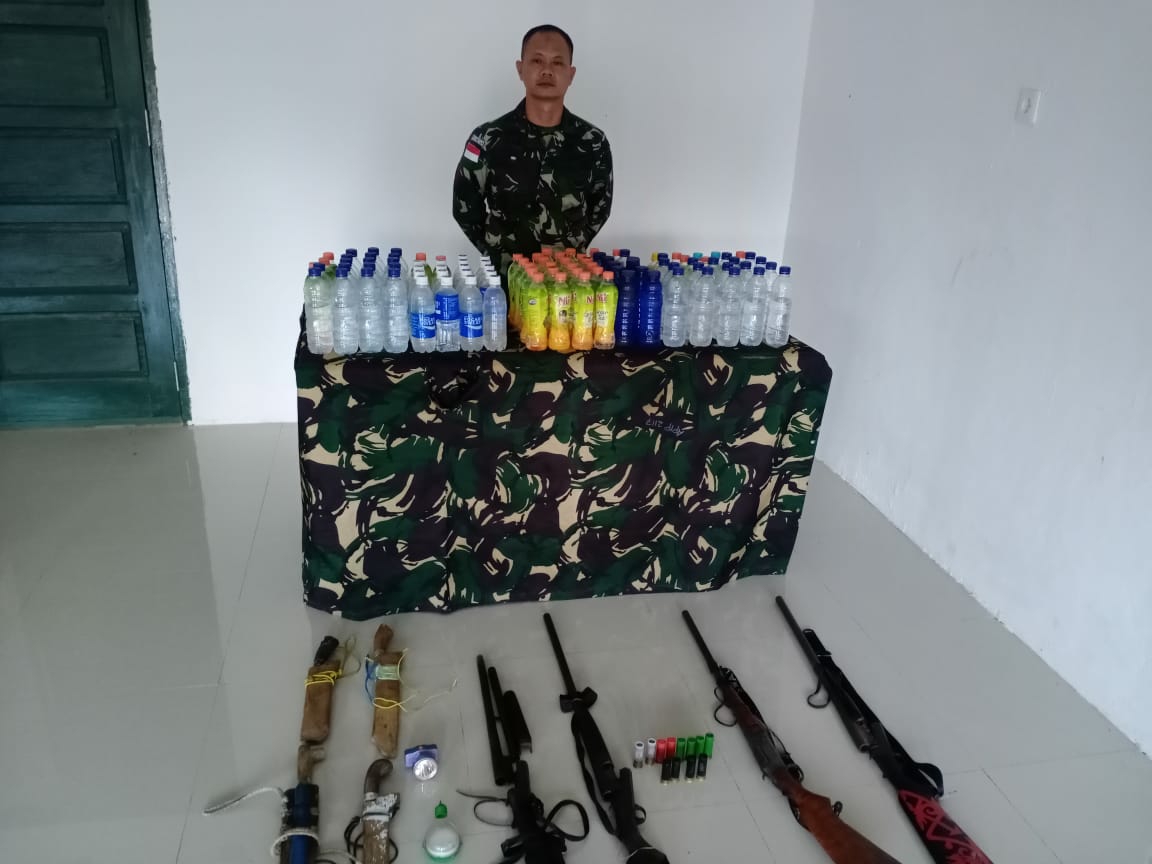 Satgas Pamtas RI-MLY Batalyon Infanteri 623/BWU Pos Tembalang berhasil mengamankan 2 senjata penabur dan 95 botol minuman CIU dari pelintas saat dilaksanakan pemeriksaan kendaraan di Jalan Poros Trans Kalimantan, Desa Apas, Kecamatan Sebuku, Kabupaten Nunukan, Jumat (3/7/2020).