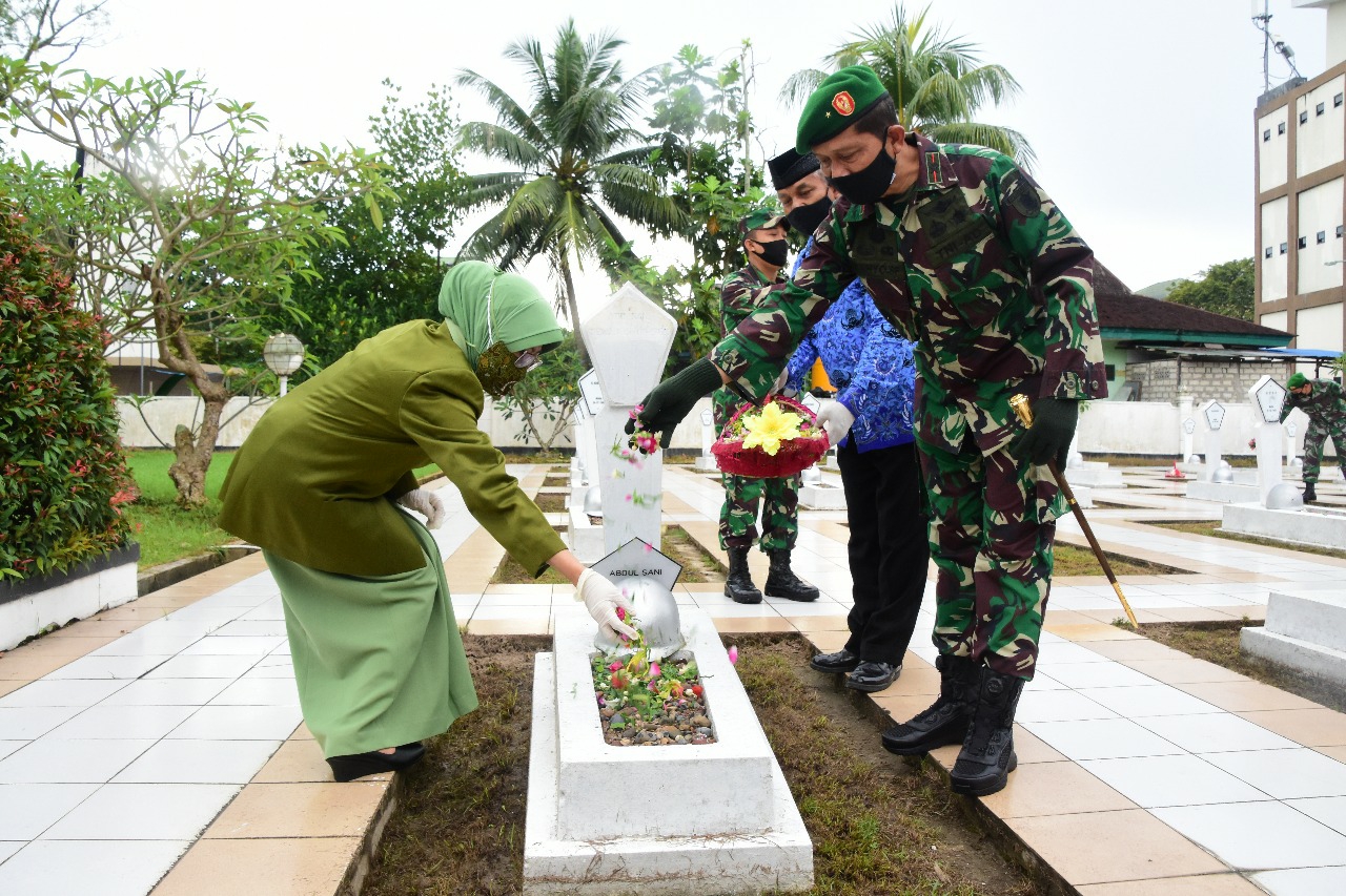 HUT Kodam VI Ditandai Ziarah ke TMP Kesuma Bangsa
