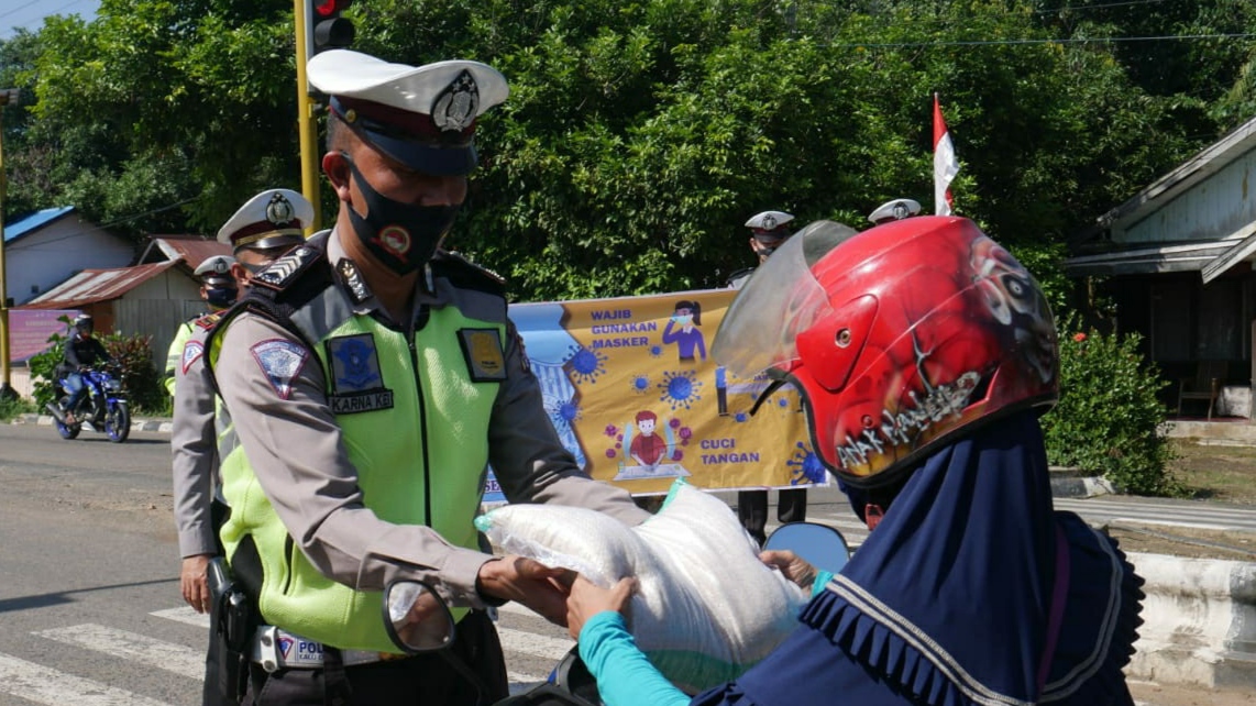 Polres Bartim Bagikan Masker dan Beras Kepada Pengendara