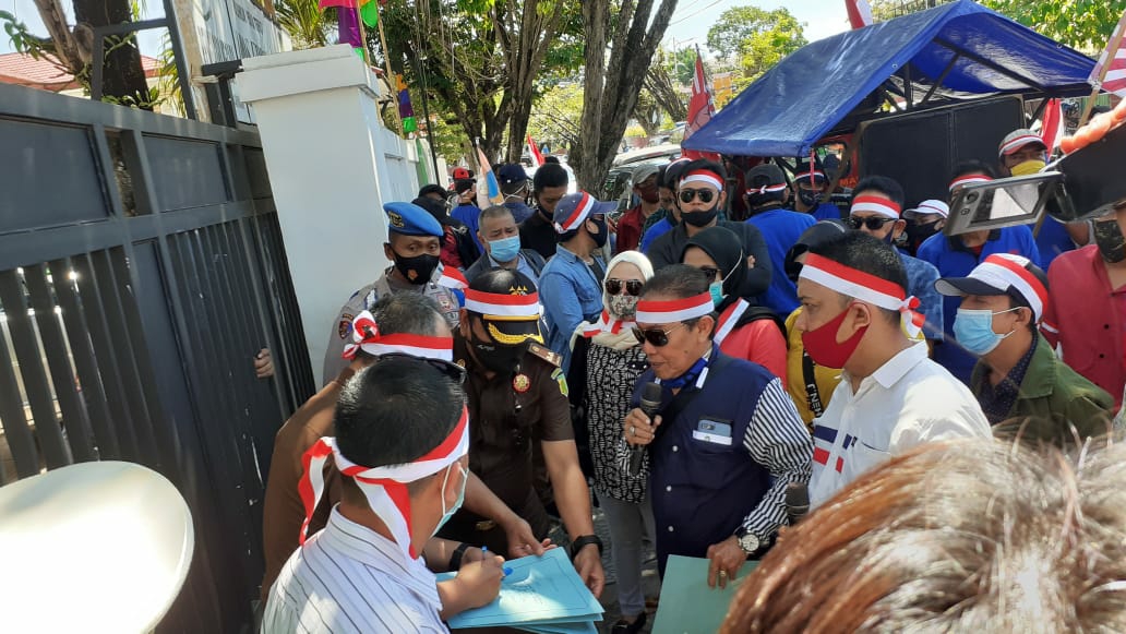Massa Dua LSM Datangi Dewan Kota, Kejati, dan Mapolda 
