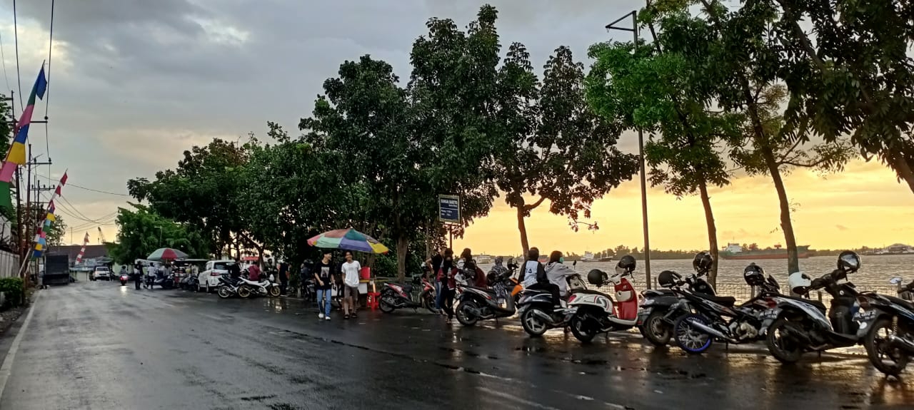 Menikmati Sunset di Kawasan Dermaga Banjar Raya