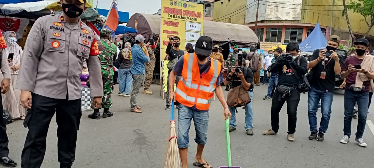 Pelanggar Perwali 68 Dihukum Menyanyi dan Menyapu  