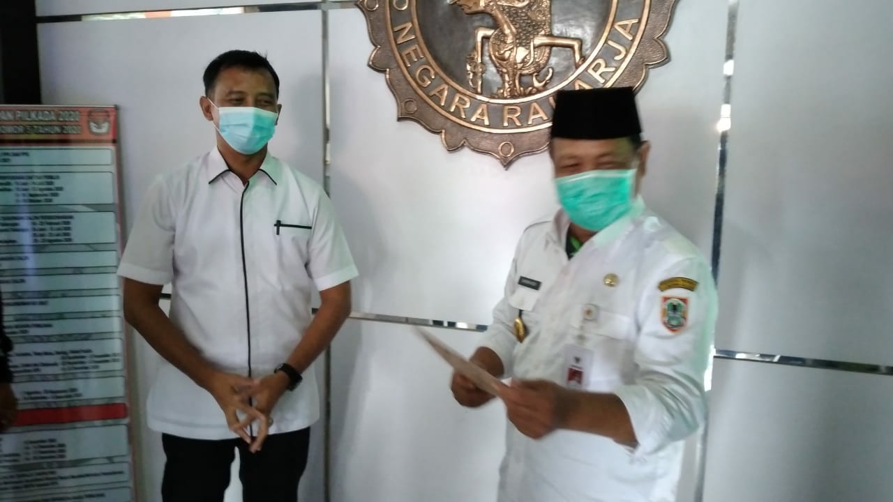 Teks, H Muhidin terima SKCK dari Polda Kalsel sebagai salah satu syarat maju pada Pilkada, sebagai wakil gubernur Kalsel. Ahmad Yani