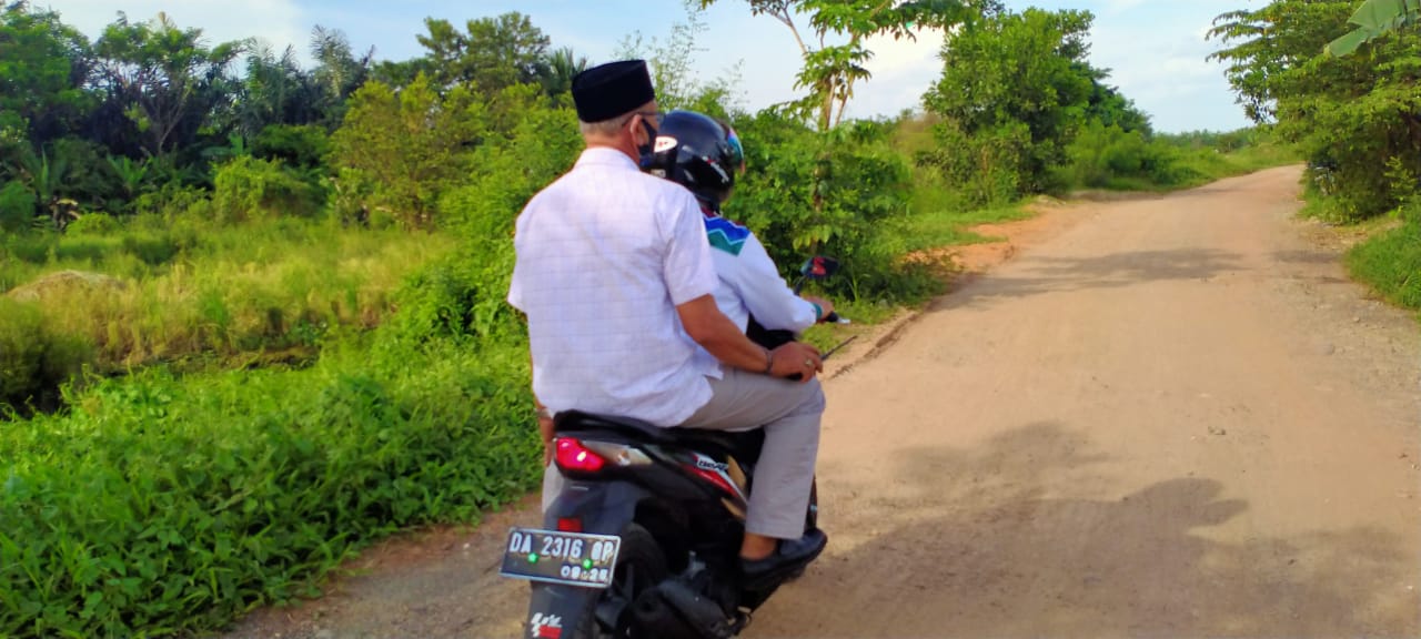 Ibnu-Ariffin Blusukan Berboncengan Naik Sepeda Motor