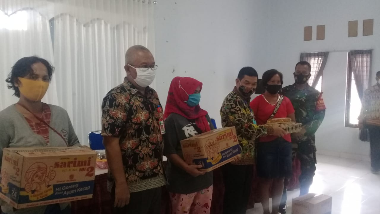 Warga Senang Dapat Bantuan Sembako dari Pemerintah