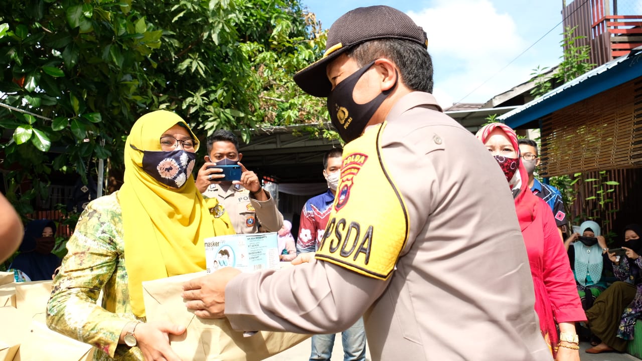 IMG-20201017-WA0005 Kapolda Kalsel Canangkan Penggunaan Pakaian Sasirangan Bagi Anggota