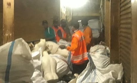 Disperdaging Banjarmasin Bersihkan Sampah di Pasar Kasbah