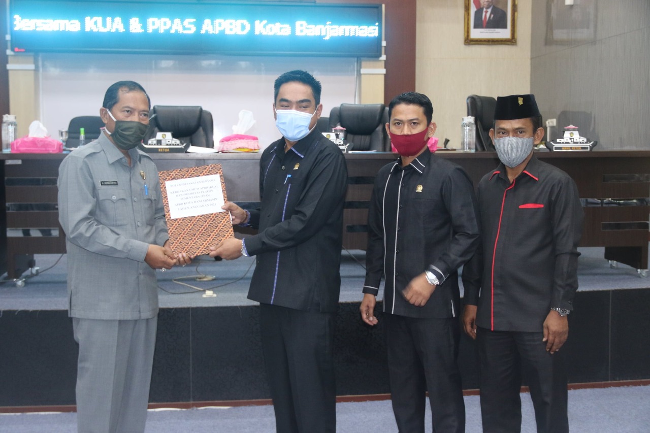 Plt Walikota Banjarmasin Serahkan Raperda APBD 2021