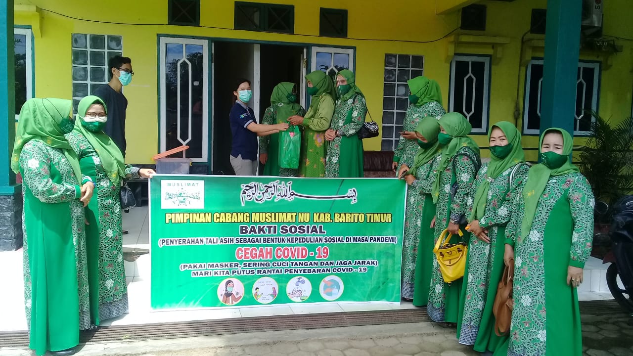 PC Muslimat NU Bartim Serahkan Bantuan Sosial untuk Pasien Covid-19