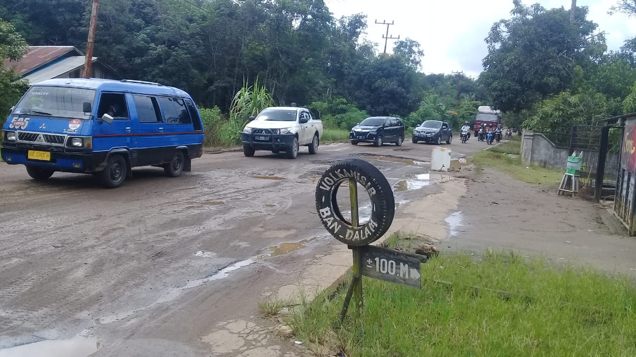 Hati-Hati Melintas di Jalan Raya Desa Juweten