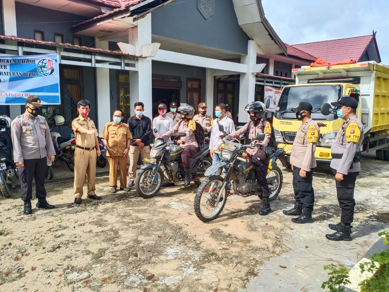 Camat Dusun Timur Imbau Warga Patuhi Prokes di TPS