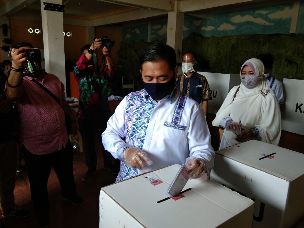 SAVE_20201209_173326 Ibnu Nyoblos di TPS 2, Arifin di TPS 11