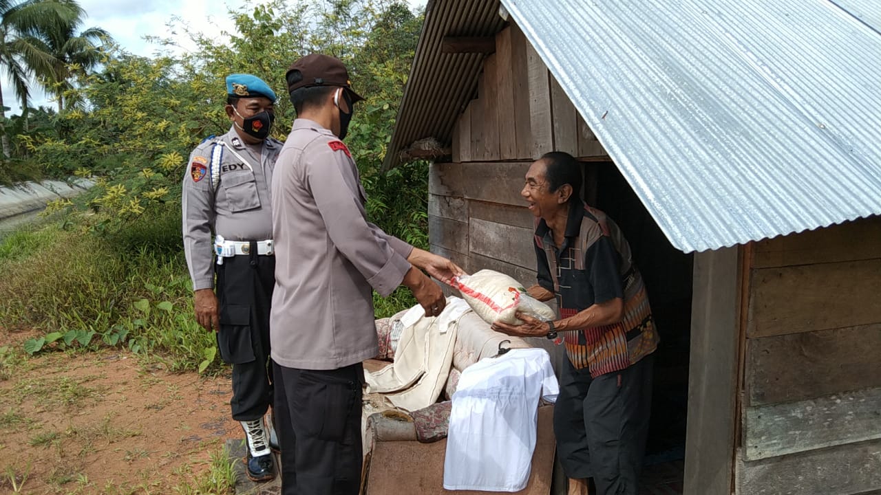 Polsek Dusun Tengah Salurkan Bantuan Sosial