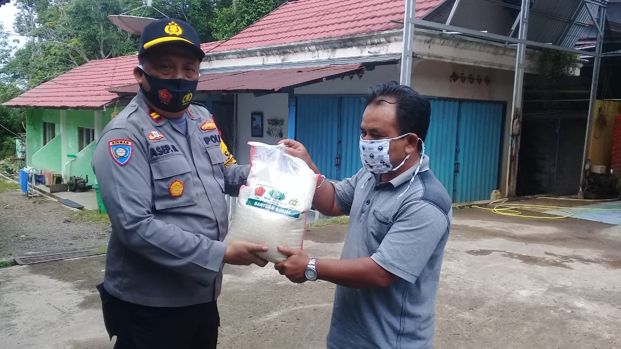 WhatsApp Image 2020-12-31 at 16.11.25 Polres Bartim Bagikan Beras untuk Masyarakat