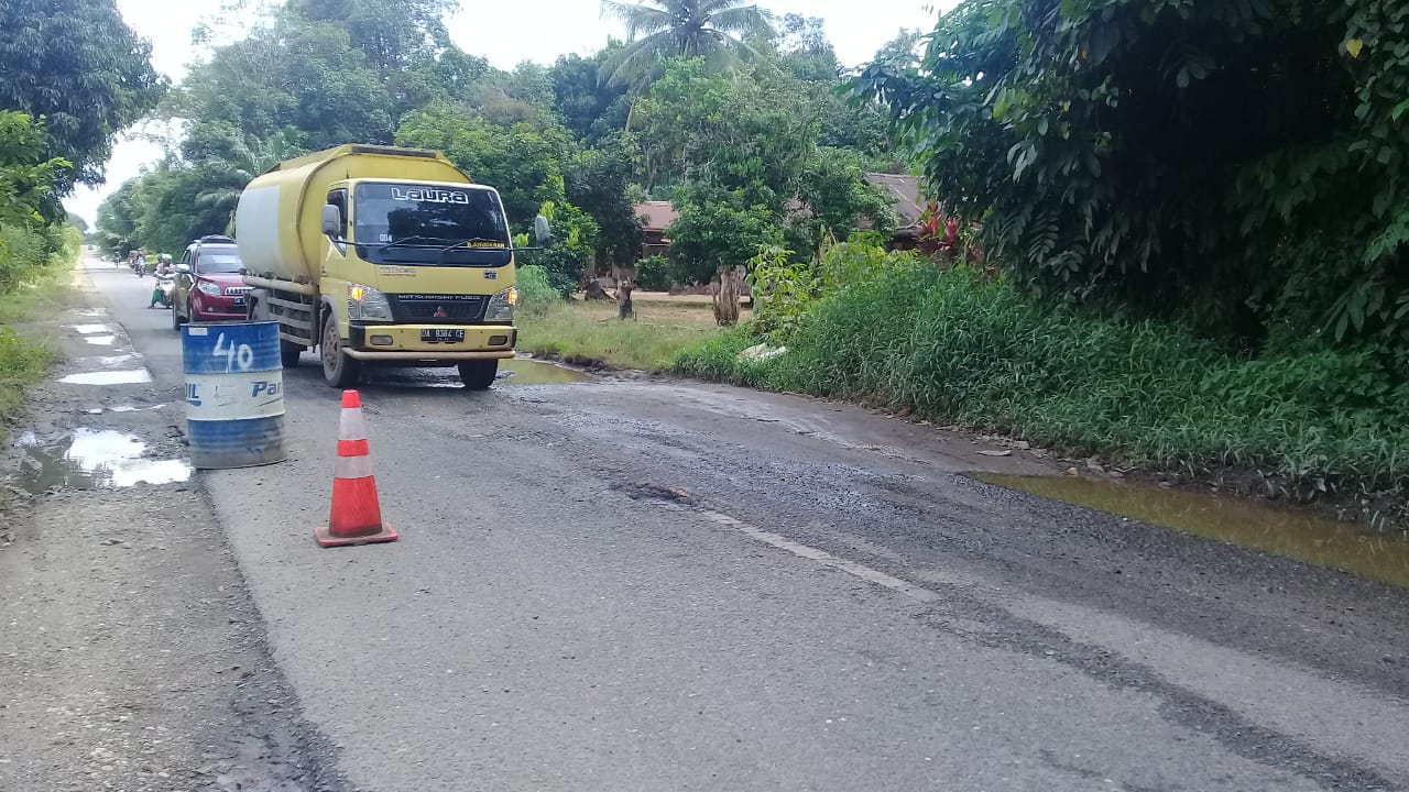 Pemerintah Bartim Diminta Memperbaiki Jalan Rusak