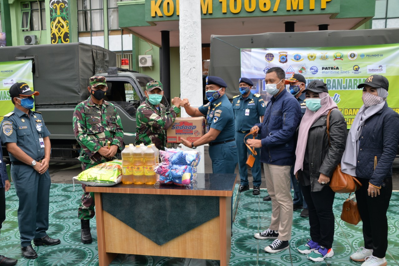 Danrem 101/Antasari Bersama lnsan Maritim Peduli  Masyarakat Terdampak Banjir