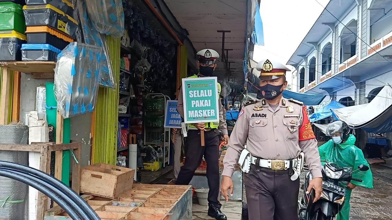 Polres Bartim Imbau Pedagang dan Pengunjung Pasar Laksanakan 3M