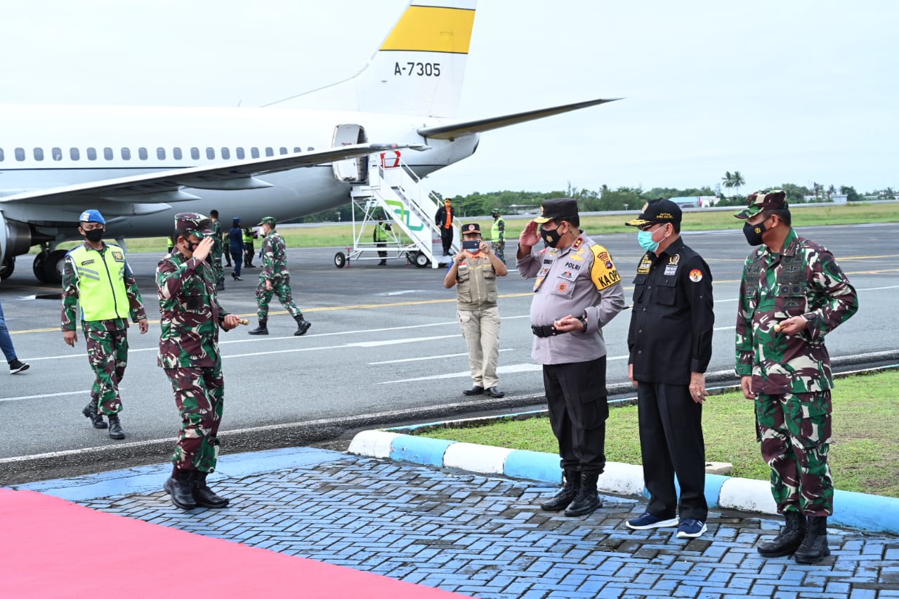 WhatsApp Image 2021-01-16 at 16.13.30 Kapolda Kalsel Dampingi Panglima TNI Tinjau Lokasi Banjir