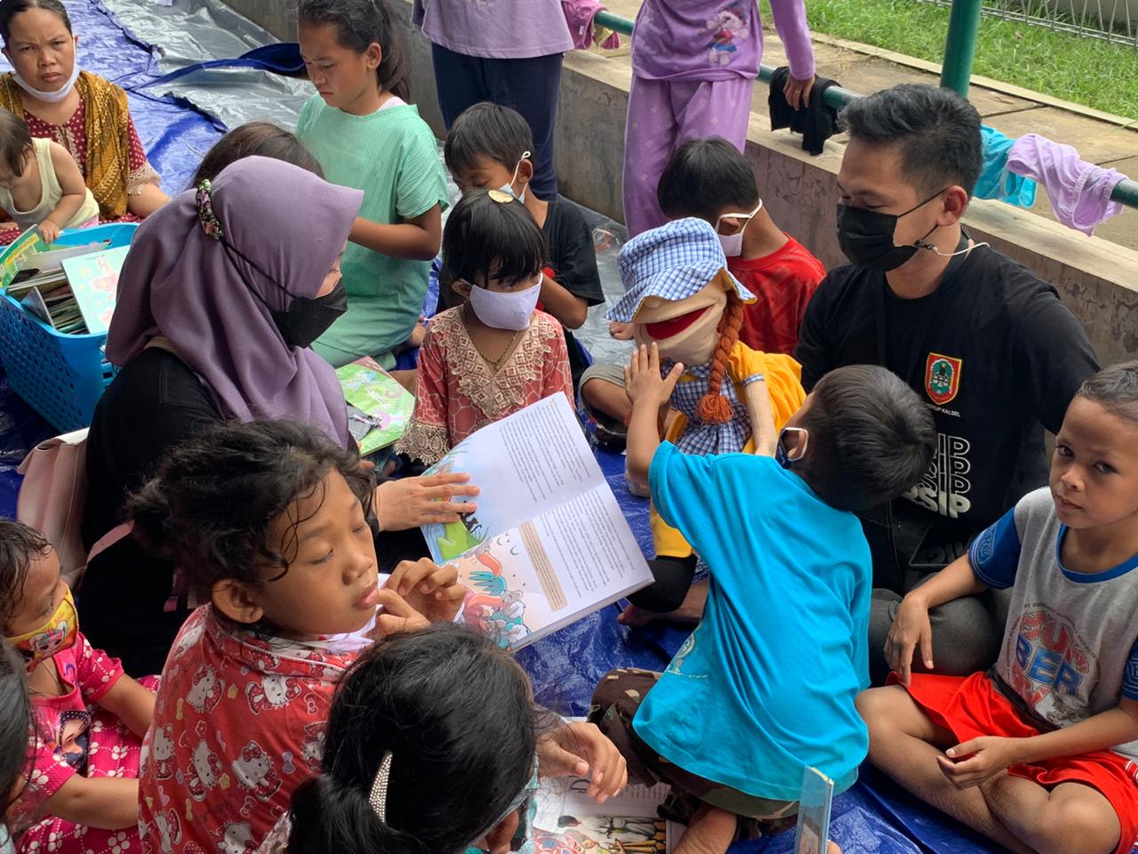 Dispersip Kalsel Bantu Pengungsi Stadion Demang Lehman