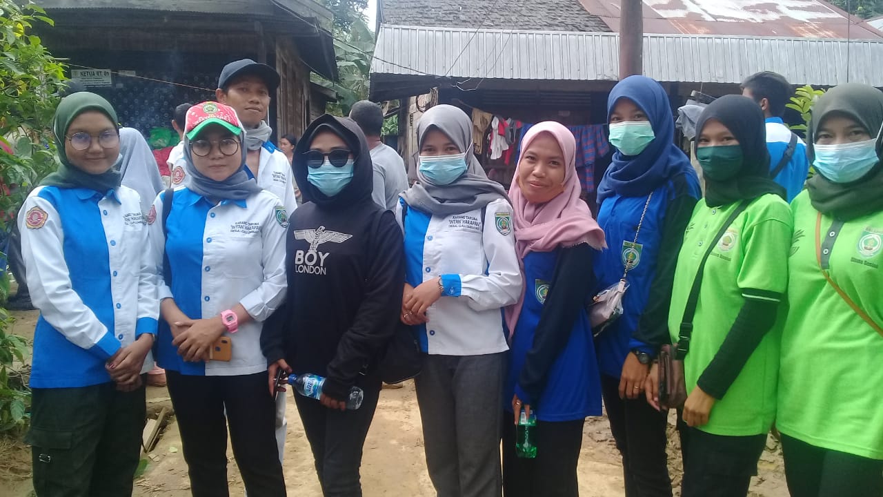 Karang Taruna Intan Harapan dan KSB Rakat Barakat Bantu Korban Banjir