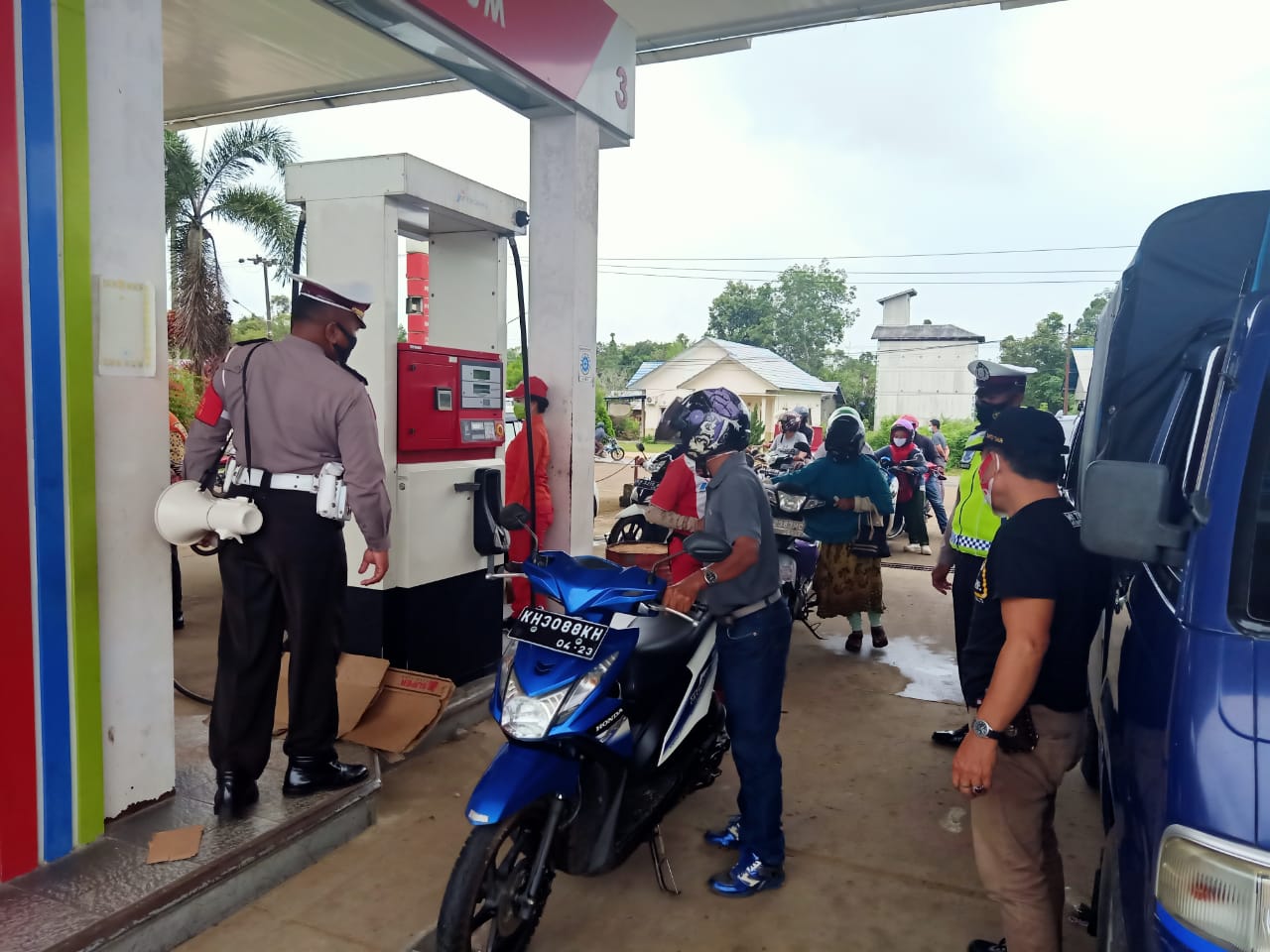 Satlantas Polres Bartim Tertibkan Prokes di SPBU