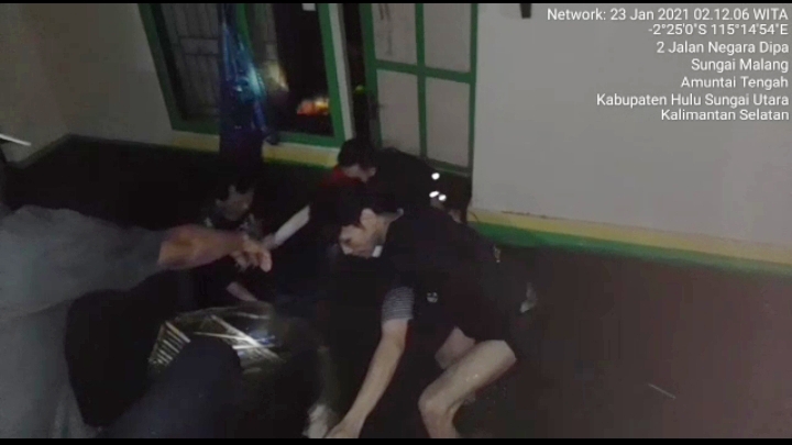 WhatsApp Image 2021-01-23 at 19.10.44 Seorang Polisi Berhasil Menyelamatkan Penghuni Rumah Ambruk ke Sungai di HSU