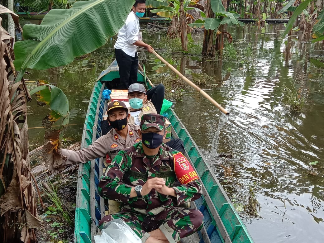 Kompak Pilar Labuan Amas Utara Distribusikan Logistik Menggunakan Jukung