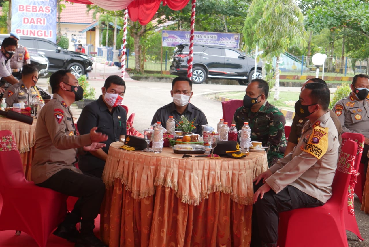 Kabupaten Barito Timur Kalimantan Tengah Tamiang Layang. Pemerintah Daerah Pihak Terkait Tindak Cepat Harga BBM. Warga masyarakat Kabupaten Barito Timur rasakan kenaikan harga pembelian bahan bakar BBM. Dalam bebarapa minggu ini warga masyarakat keluhkan harga beli BBM di inciran naik, itu juga dirasakan oleh salah satu warga Bartim Aldi. Di ruang kerjanya, Aldi katakan , "Secara logika saja kenaikan harga BBM dijual di inciran mimang jauh di bandingkan dari penghasilan warga yang rendah, warga yang penghasilan dari karet pada saat ini harga jualnya cuma antara Rp: 8000 dan 8500 saja, sedangkan harga minyak jenis Perimium pada saat ini dijual inciran mencapai Rp:15000, itu pun hanya bebarapa pedagang inciran saja yang jual BBM, ujarnya. Jum'at 29 Januari 2021. Lanjut Aldi, " Seharusnya harga BBM jangan naik, kembalikan saja kenurmal harga yang sebelumnya, jangan juga jadikan alasan pelangser BBM kerna waktu itu musibah banjir, kerna susah anteri atau terbetas dapatkan BBM di SPBU. " Sebenarnya kenaikan BBM di inciran itu, tidak ada intruksi kenaikan harga BBM secara resmi, itu kita suarakan usulan dari elimen masyarakat , masyarakat mana, ya itu masyarakat kalangan bawah, gimana pemerintah daerah mengatasinya dalam hal masalah ini? "Kita berharap kepada pihak terkait hendaknya bertindak lebih cepat , kerna warga merasakan kenaikan harga BBM dan apalagi kita di saat ini masih berhadapan masa pandemi Covid-19. Harapkan juga pada pihak jangan ambil kesempatan untung diri sendiri, ujarnya. Salah satu pengincir BBM yang ada di Bartim mengatakan, " Bebarapa hari ini kita tidak jualan BBM, di kernakan dari pengantar BBM sudah menjual harga satu leternya , dengan harga sepuluh ribu kebih keatas, ucapnya. Gazalirahman 30/1/2021.