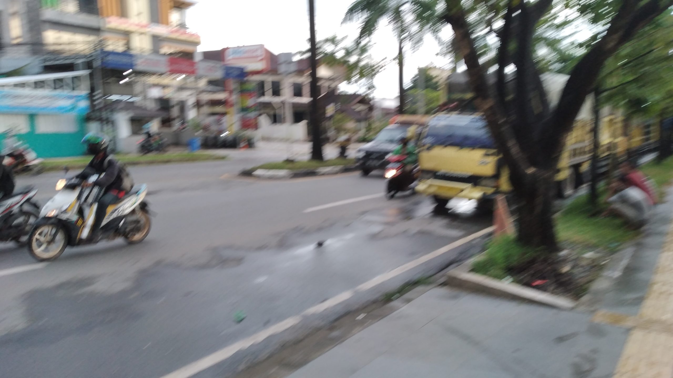 20210209_173758 Jalan Hasan Basri Tak Mampu Tampung Antrean Truk