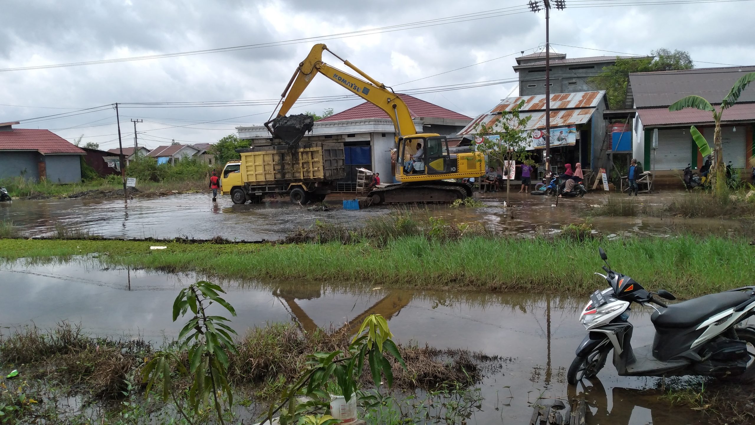 Warga Semangat Dalam Bongkar Sendiri Bangunannya