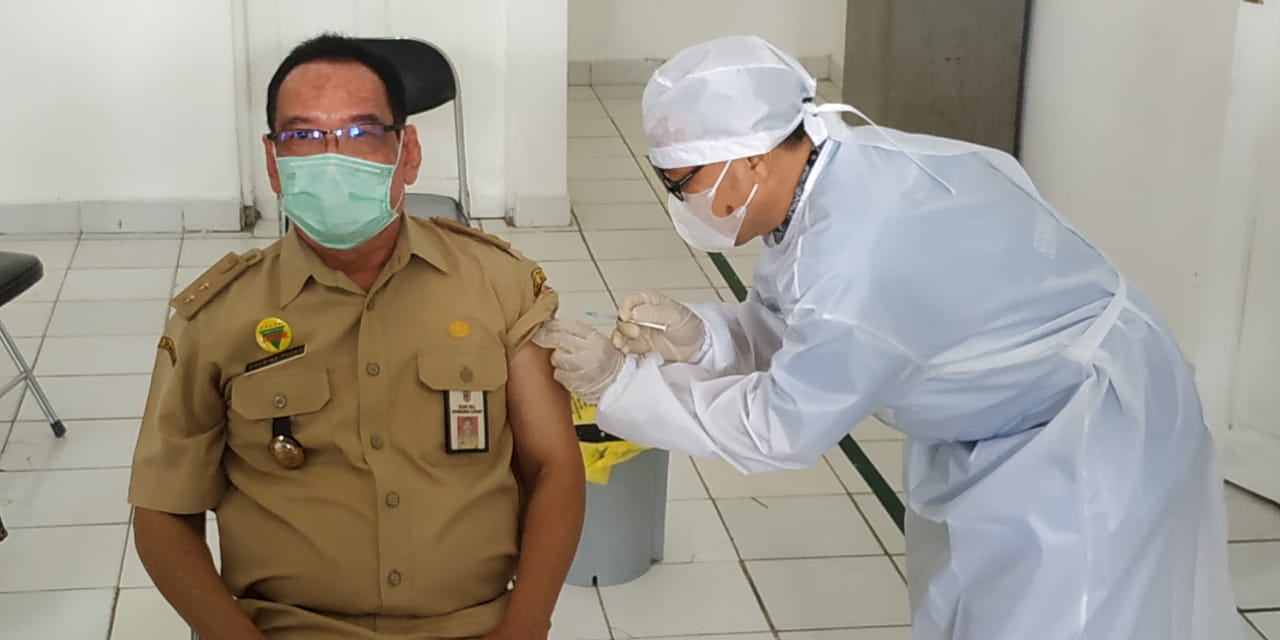 Seluruh Nakes RSJ Sambang Lihum Divaksinasi