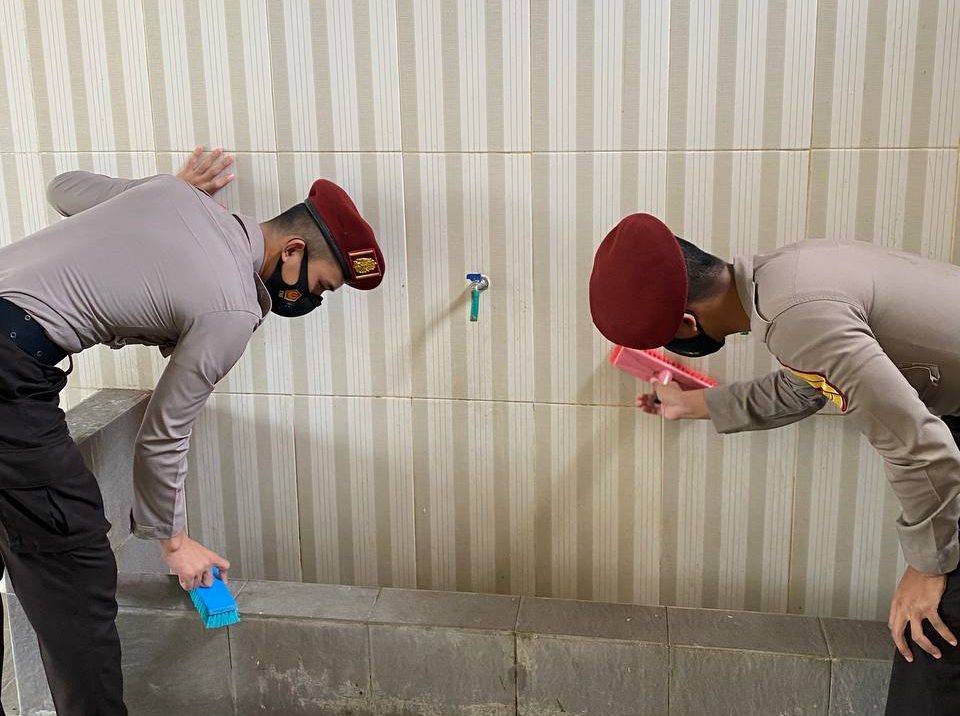 Taruna Akpol Tingkat II Angakatan 54 Batalyon Promoter Bersihkan Rumah Ibadah