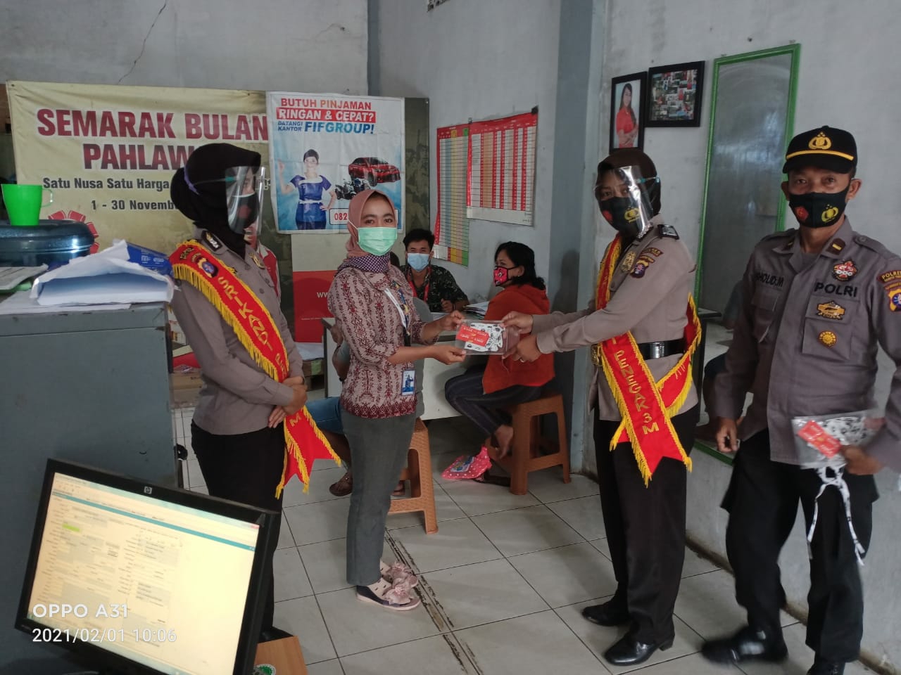 Srikandi Polwan Berikan Vitamin dan Masker kepada Masyarakat