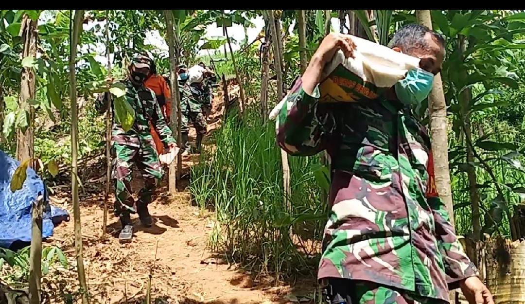 Dandim 1002/Barabai Distribusikan Bantuan Satuan Kodam VI/Mulawarman
