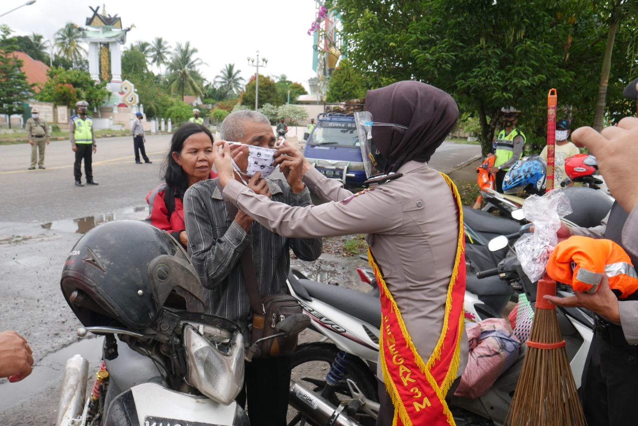 Srikandi Polwan Sosialiasi Prokes di Kantor Samsat