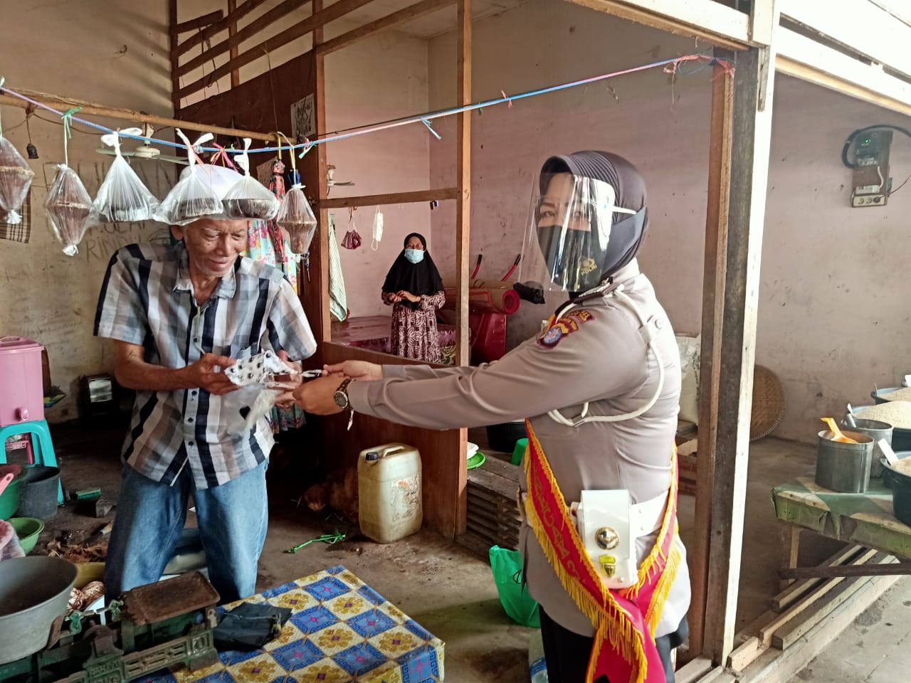 Jajaran Polres Bartim Kembali Ingatkan Pengunjung Pasar Patuhi Prokes