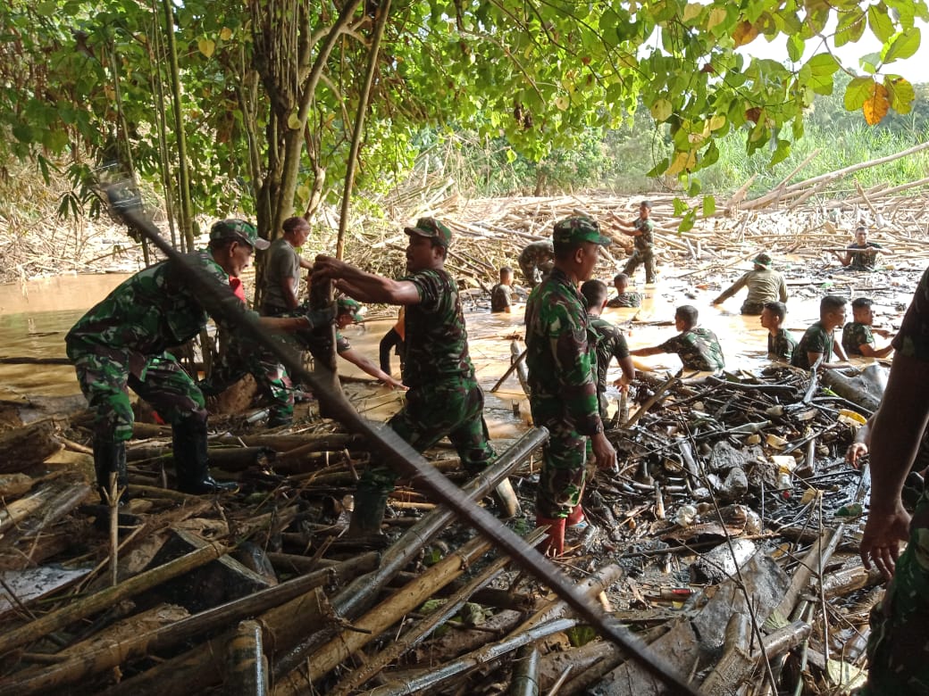TNI Bersama Warga Bersihkan Sampah Sungai Barabai