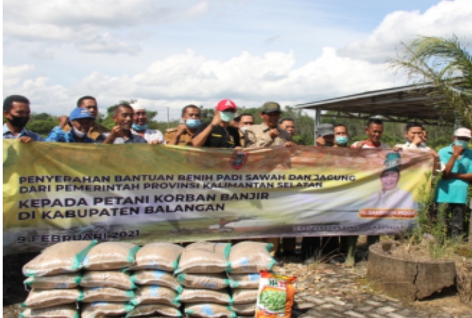 Dinas Pertanian Kalsel Serahkan Bantuan Kepada Petani Terdampak Banjir di Balangan