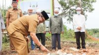 Bupati Ansharuddin Meletakkan Batu Pertama Pembangunan Langgar Al-Muhajirin