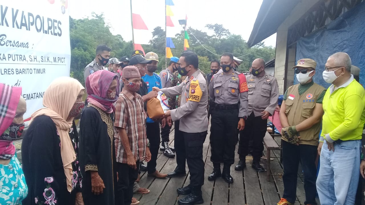 Kapolres Bartim Serahkan Bantuan Sosial untuk Warga Desa Ketab