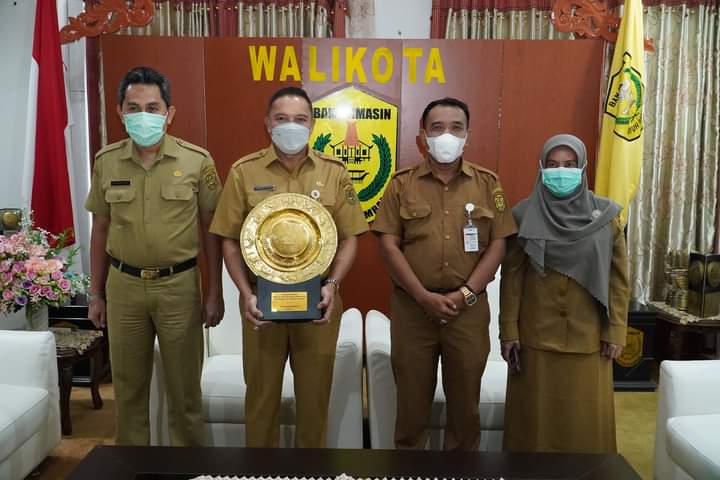 Plakat Penghargaan Pengurangan Sampah Tiba di Balaikota