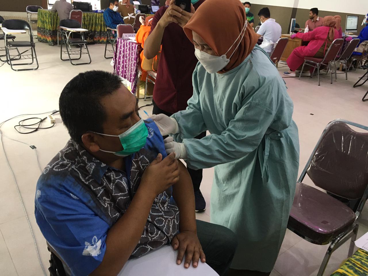 Tenaga Pengajar FKIP ULM Divaksinasi Massal