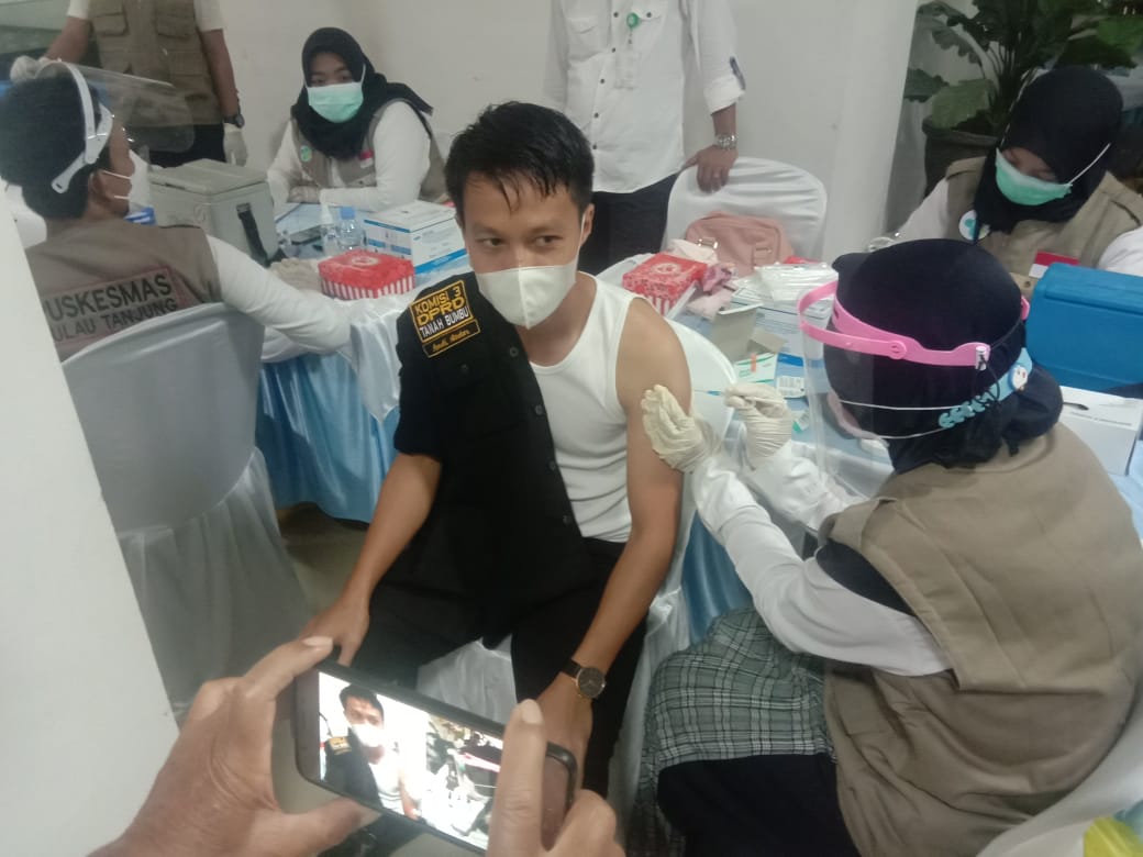 WhatsApp Image 2021-03-17 at 16.00.43 Giliran Pejabat Pemkab Tanbu Divaksinasi