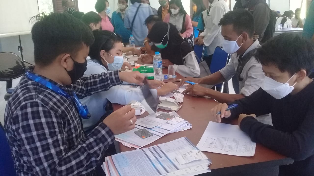 BRI Serahkan Buku Rekening dan Kartu ATM untuk Perangkat Desa