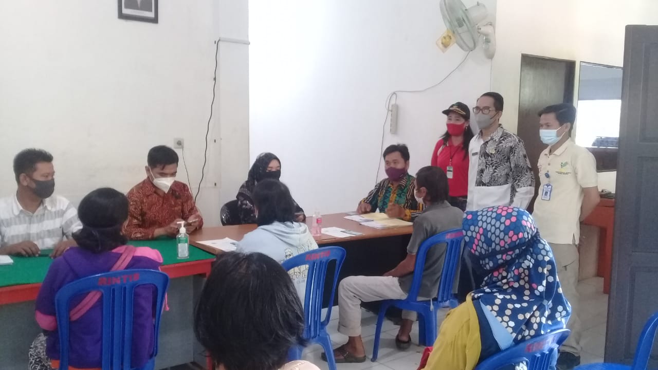 Kepala DPMDSos Pantau Penyaluran BST di Kantor Pos