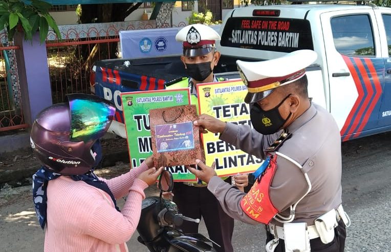 Satlantas Polres Bartim Beri Bingkisan kepada Pengendara Taat Lalulintas dan Prokes