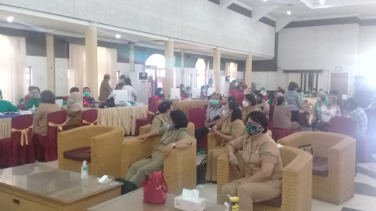 Vaksinasi Tenaga Pendidik Bartim Bertepatan Hardiknas