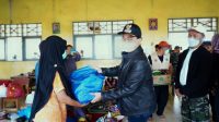 WhatsApp Image 2021-05-15 at 16.28.51 Zairullah Ikut Bagikan Sembako dan Janji Relokasi Banjir
