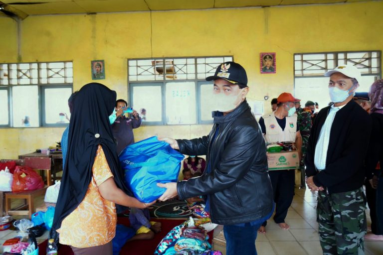 Zairullah Ikut Bagikan Sembako dan Janji Relokasi Banjir